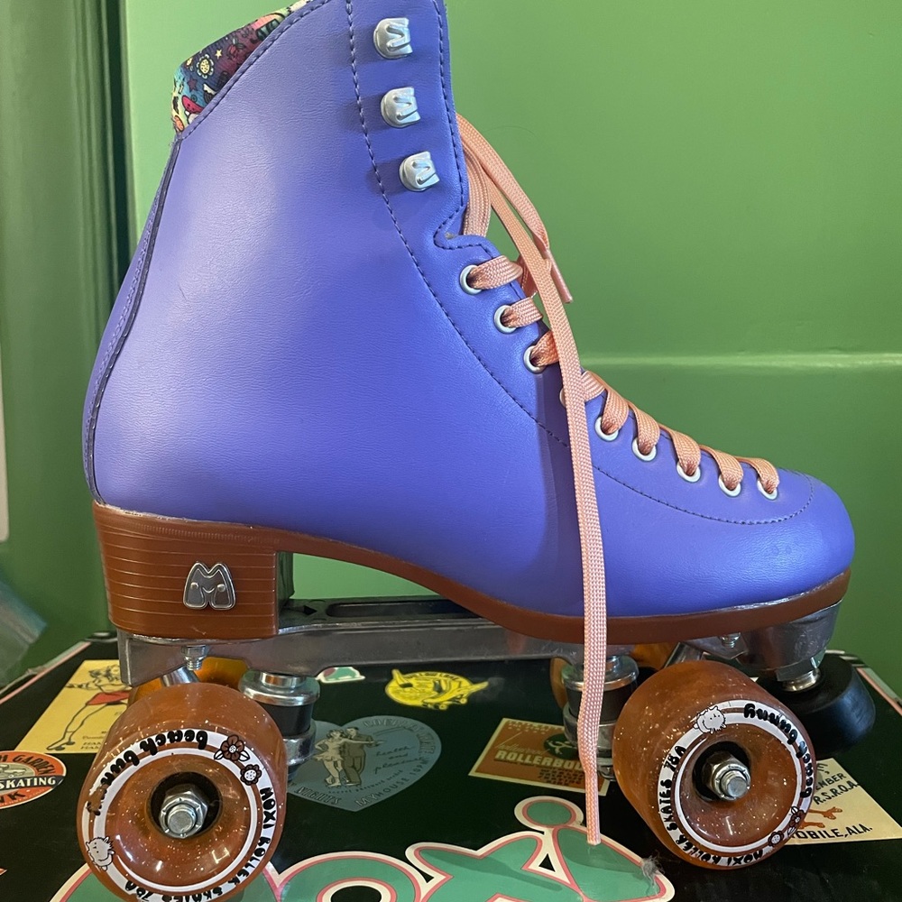 Moxi Beach Bunny in PERIWINKLE SUNSET skate size 7